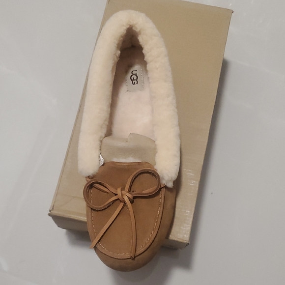 UGG Women's Tan Slippers - Picture 6 of 6